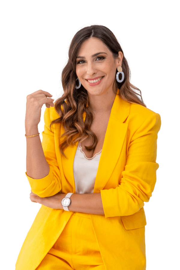 Elizabeth Wakefield asesora financiera mirando al frente vestida con traje amarillo