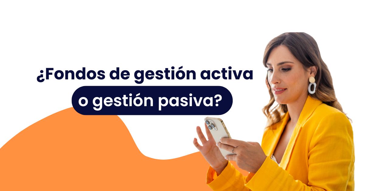 elizabeth asesora financiera mirando su movil vistiendo americana amarilla