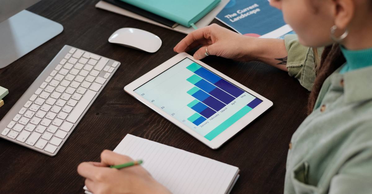 mujer mirando grafico de barras en una tablet